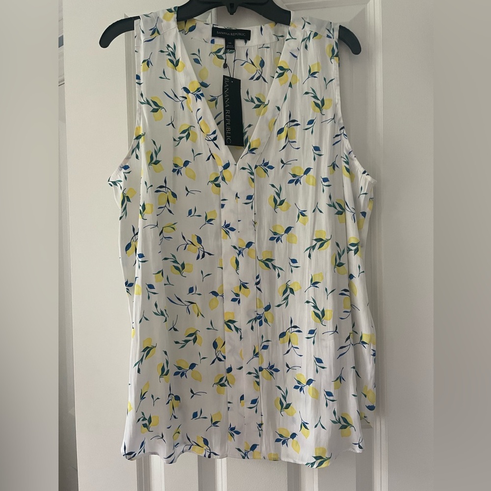 🆕🍋Banana Republic Women’s brand new Blouse with lemon print. Size Medium.🆕🍋